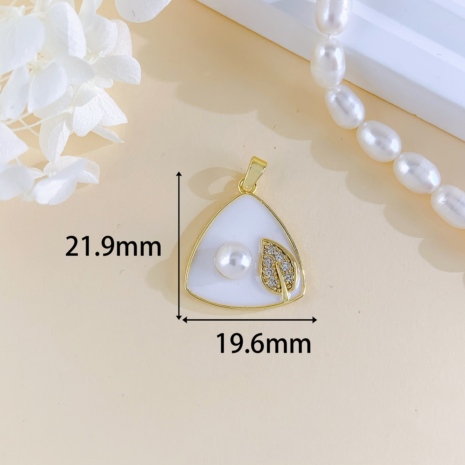 15:Xl4124 triangle leaf pendant gold white