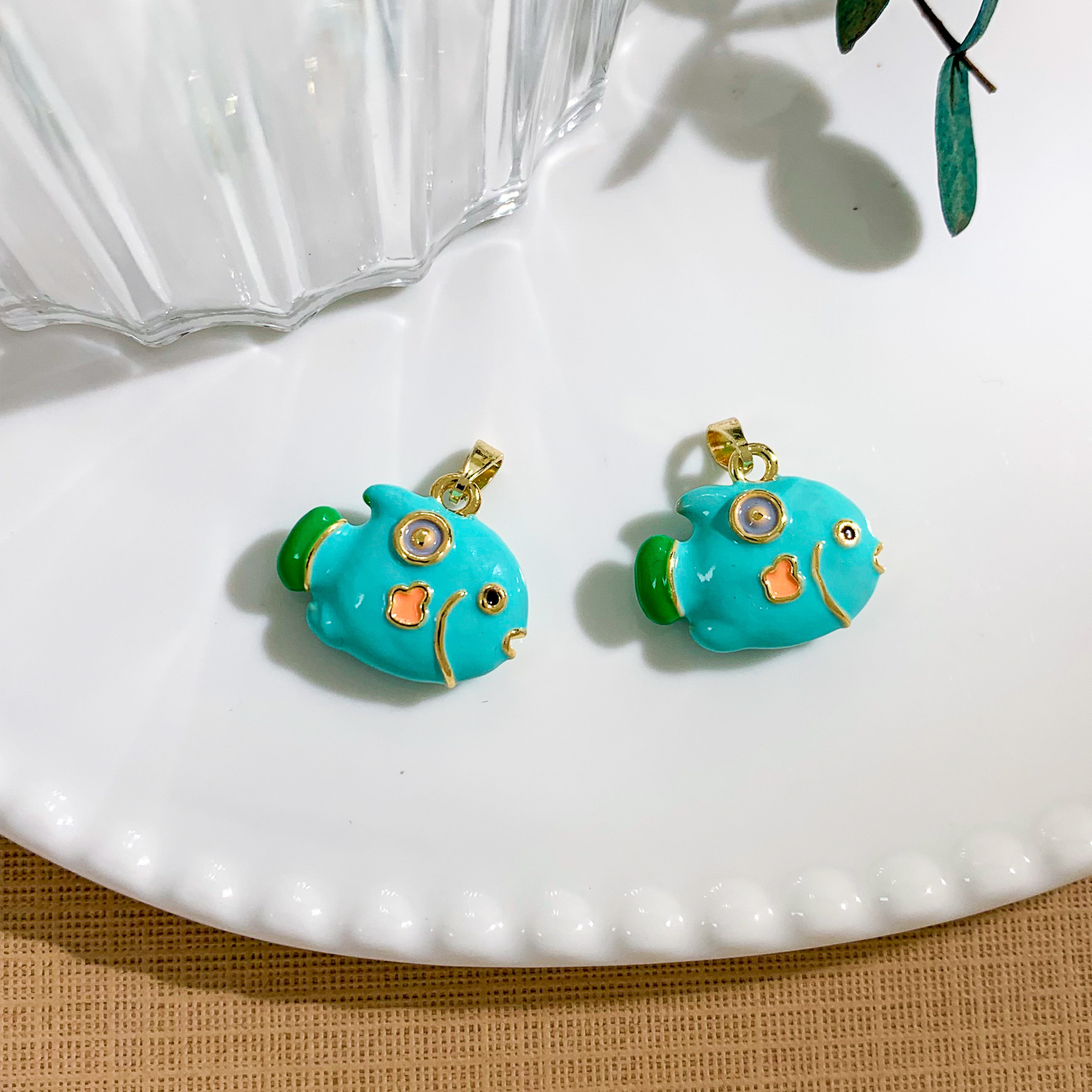 8:Xl4578 cute light green fish pendant gold