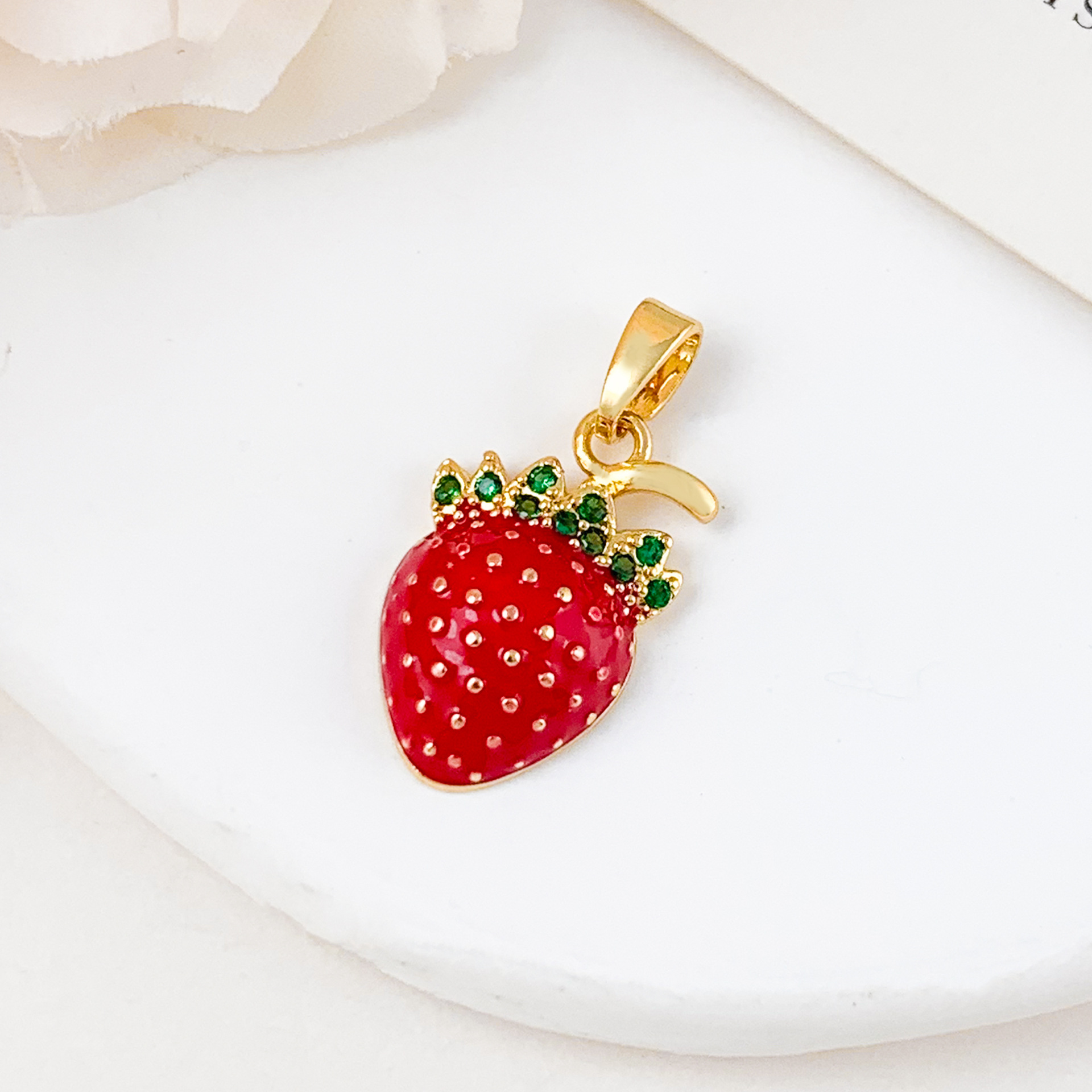 3:Xl662 green leaf strawberry pendant gold