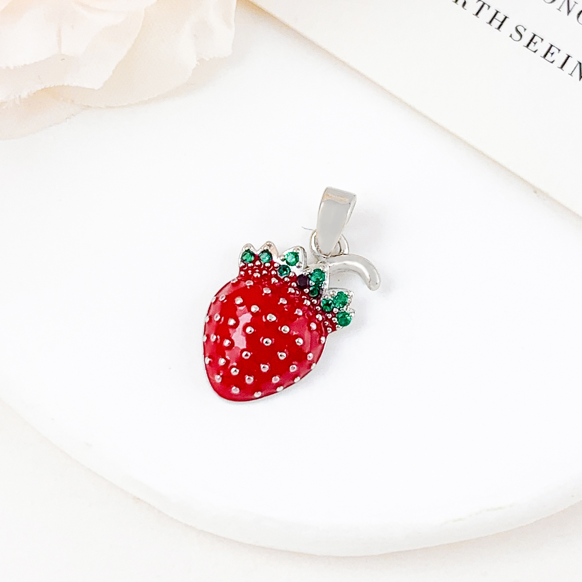4:Xl662 green leaf strawberry pendant silver