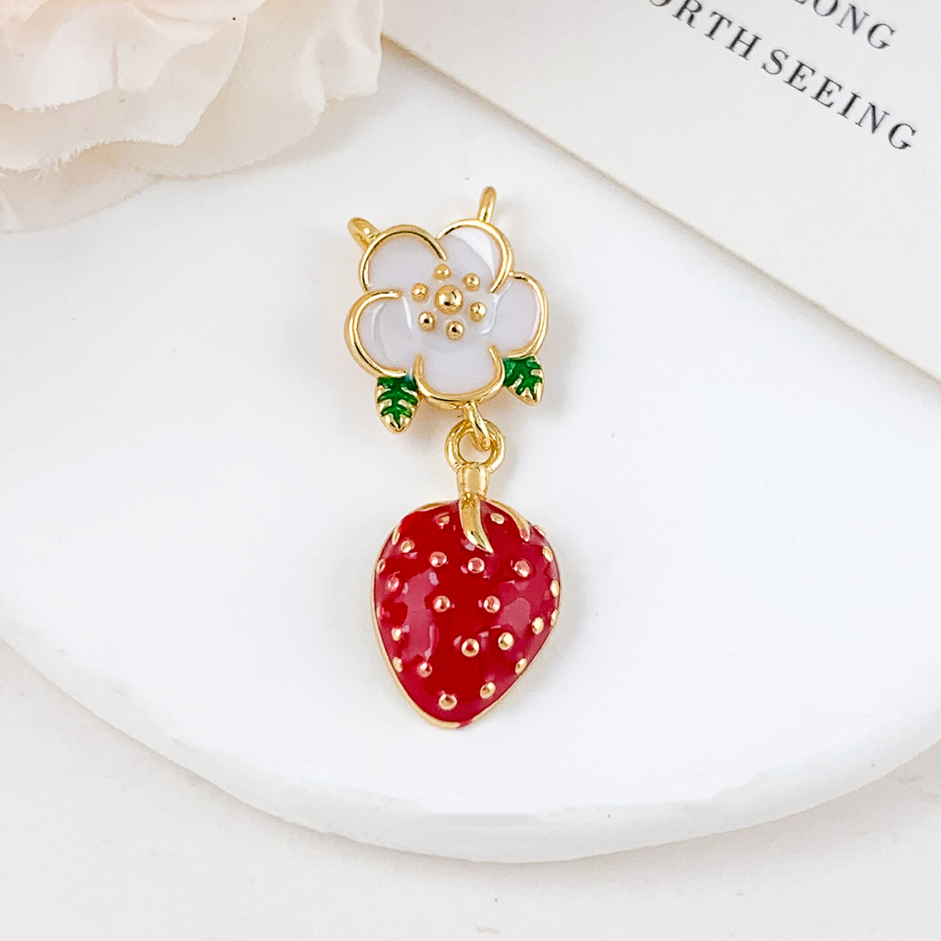 8:Xl3370 strawberry flower pendant gold