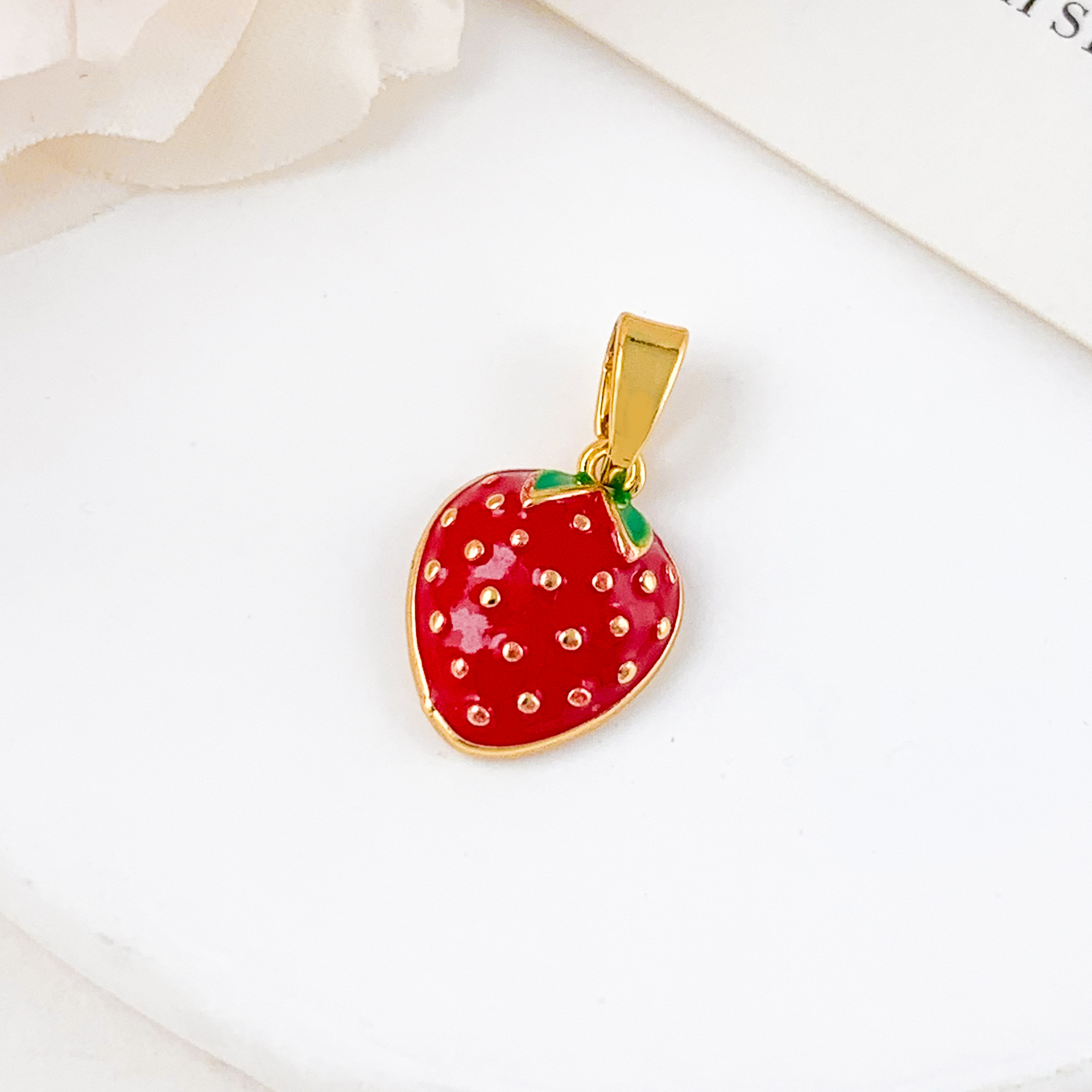 12:Xl3941 small strawberry pendant gold