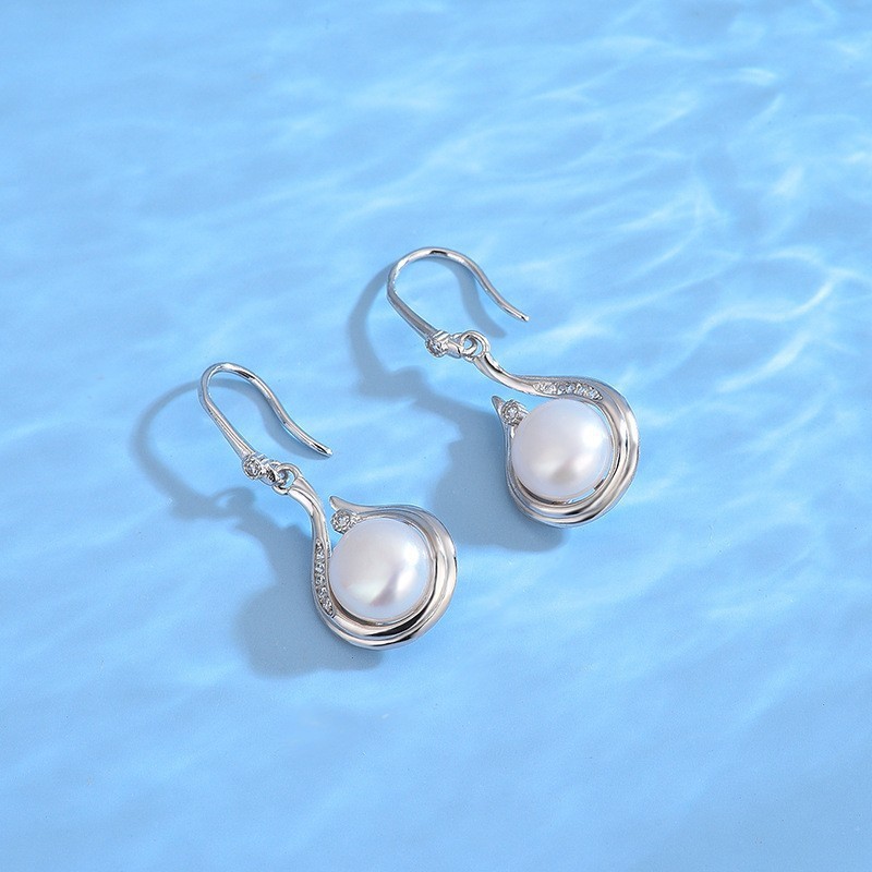 2:Freshwater pearl earrings