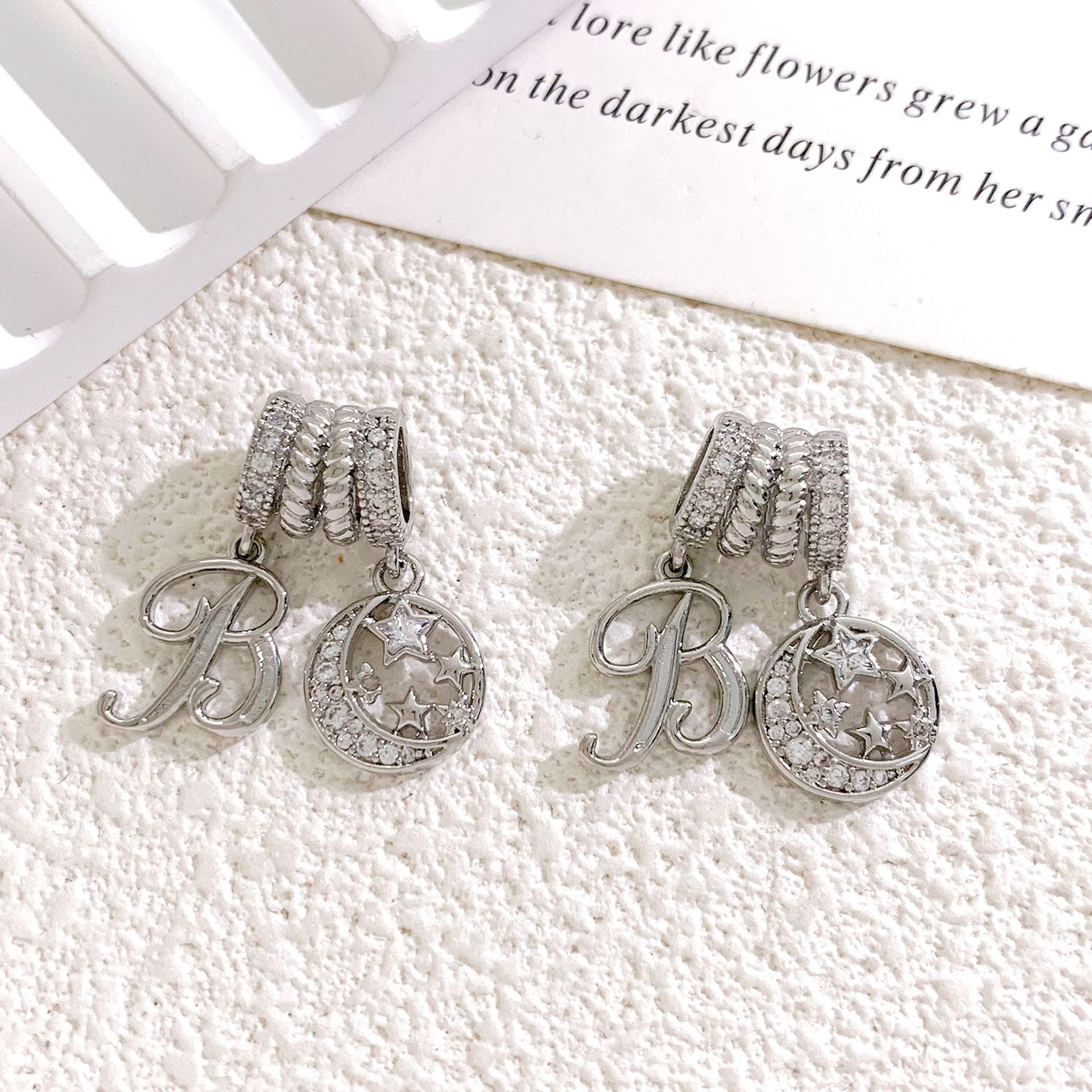 4:XL4483星球字母B组合吊坠银色