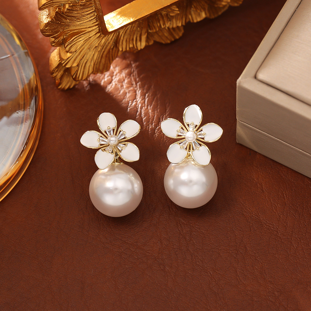 2:White flower pearl stud earrings