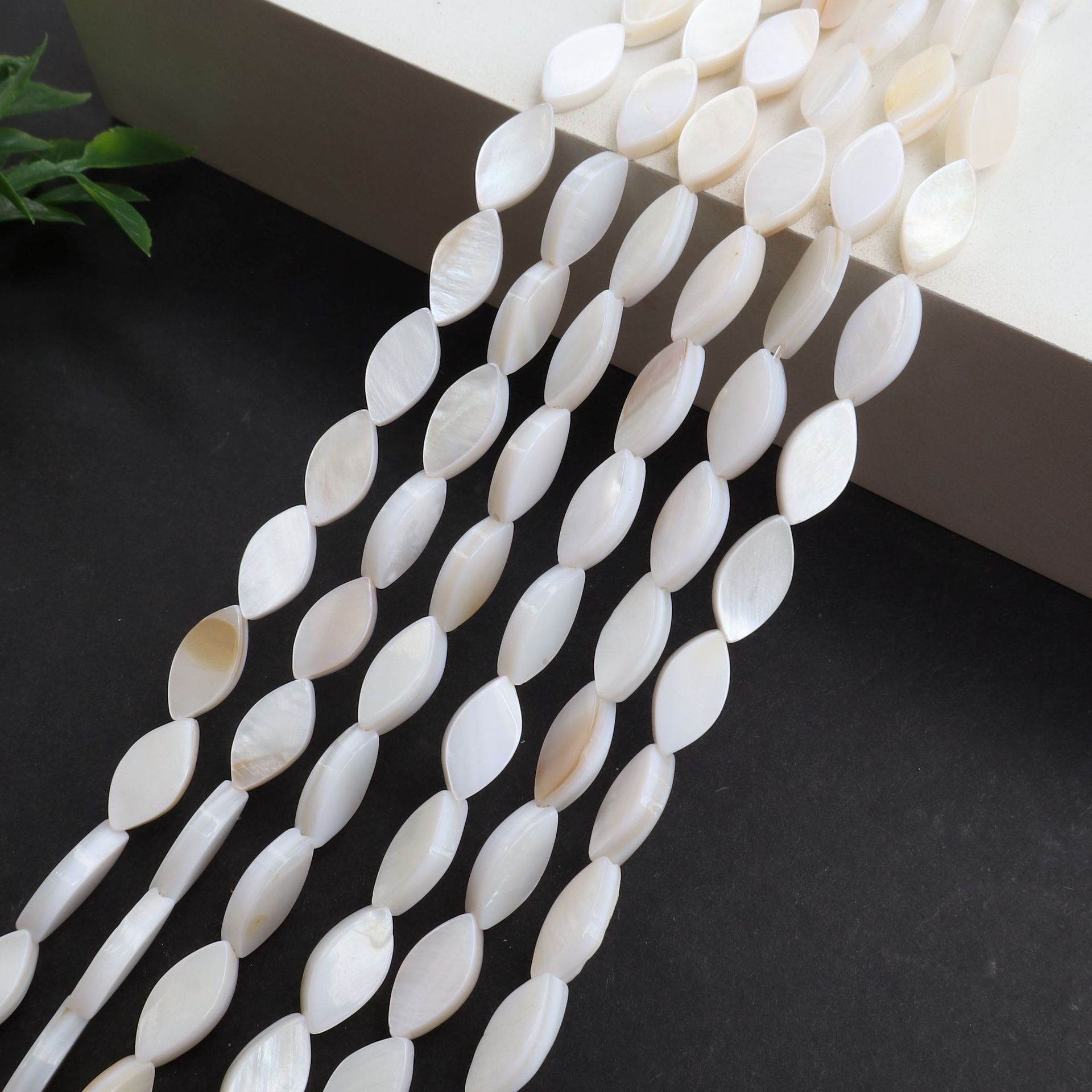 23:Flat 6x12mm horse eye