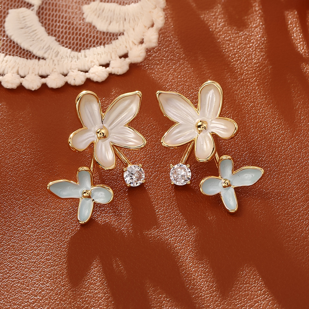 Golden, white and blue flower-shaped stud earrings