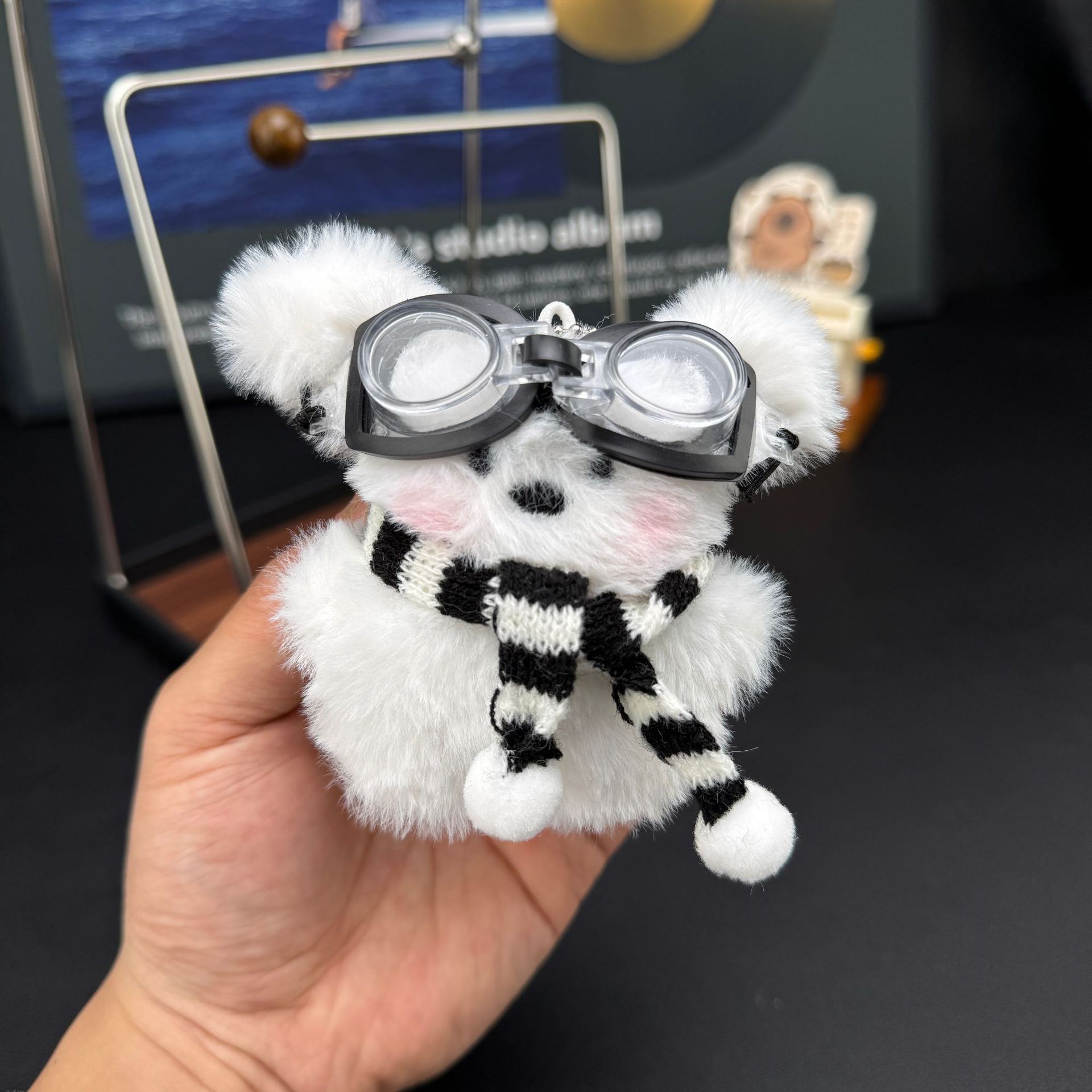 1:Long-eared dog [pilot glasses   black and white scarf]