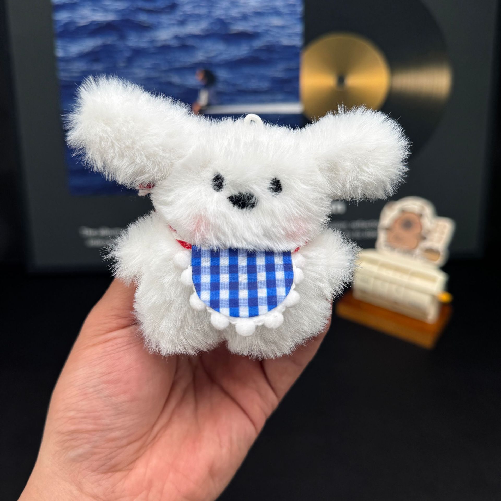 7:Long-eared dog [blue bib]