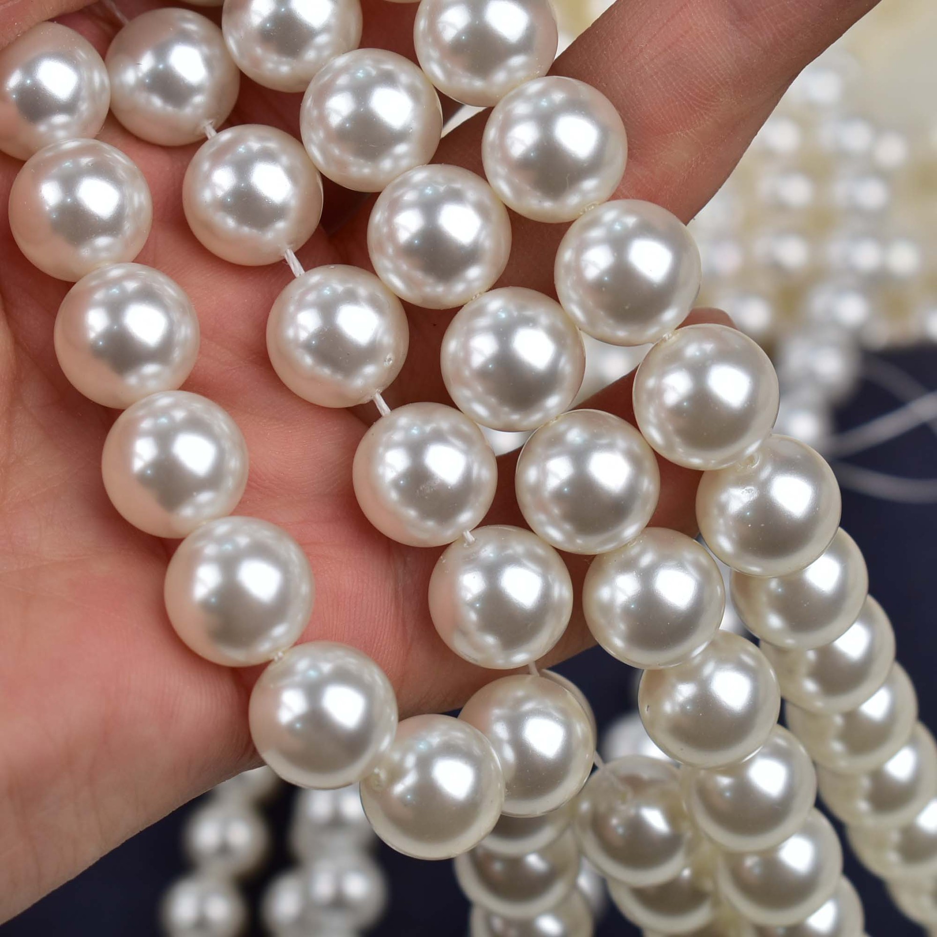 Pearl white About 12mm/about 33 pieces in a string