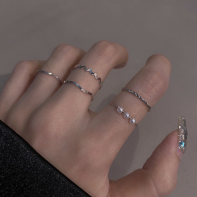 8:Five-piece ring set in silver