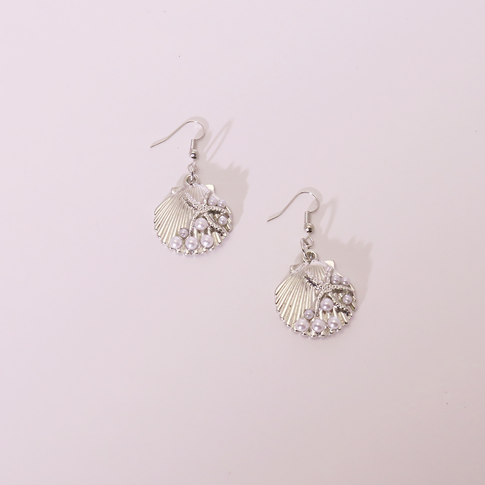 2:Silver pearl earrings