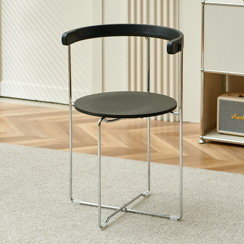 Black backrest + black seat surface