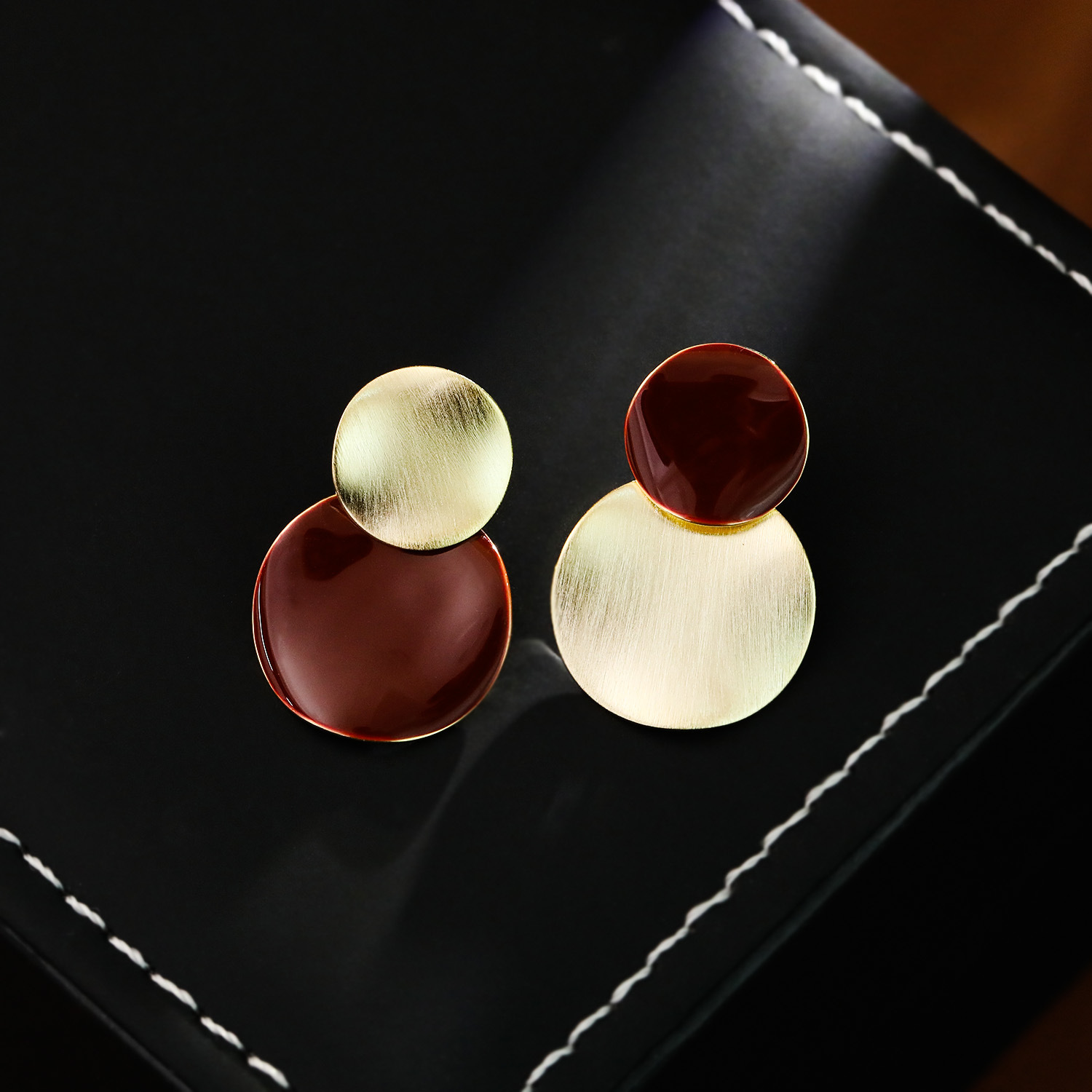 1:Plated with a brushed 14K gold wine red