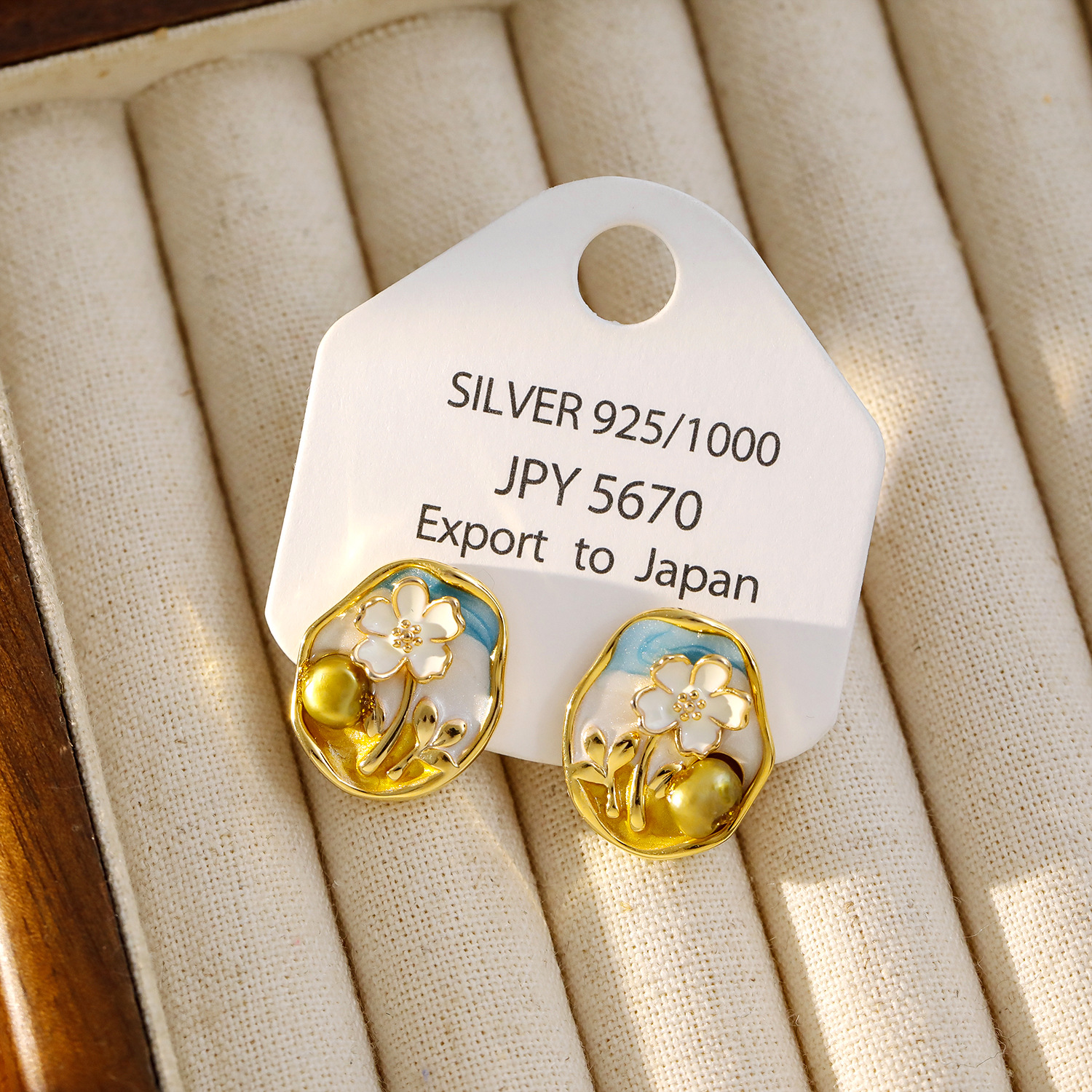 3:Light blue, 2cm long and 1.7cm wide