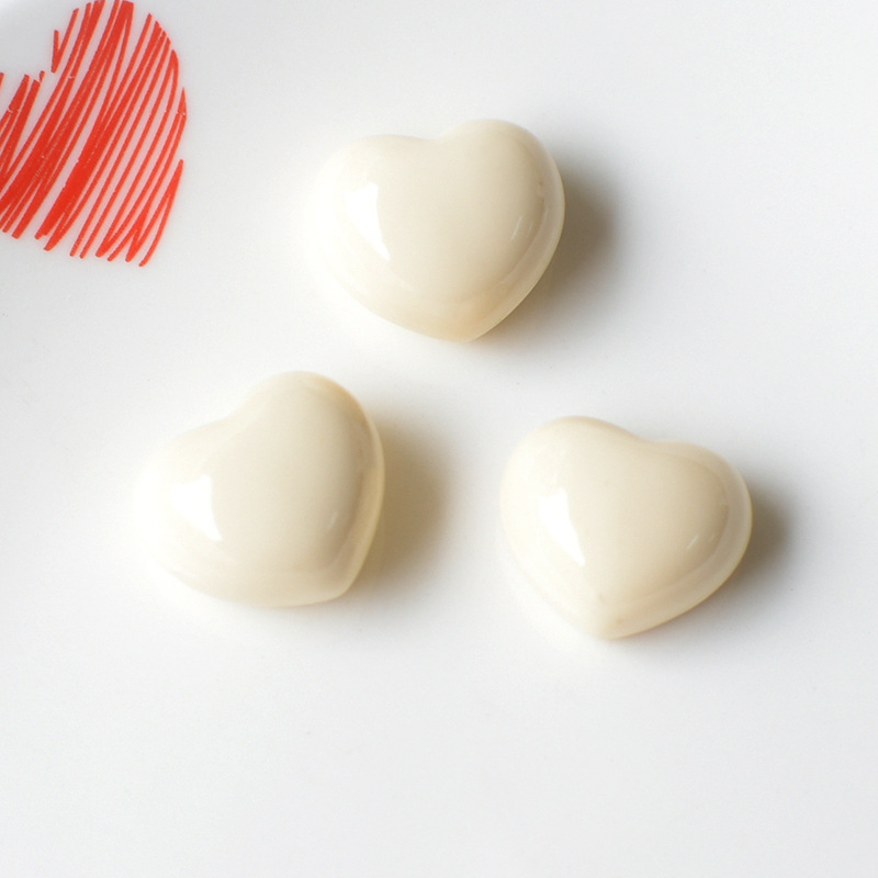 2:Beige love heart