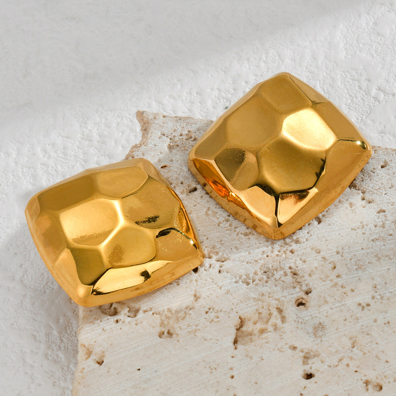 1:E802 stud earrings