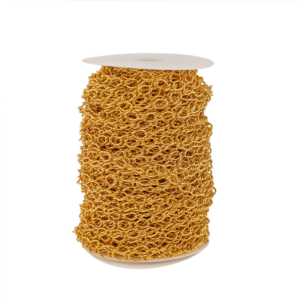 1:The embossed chain is golden