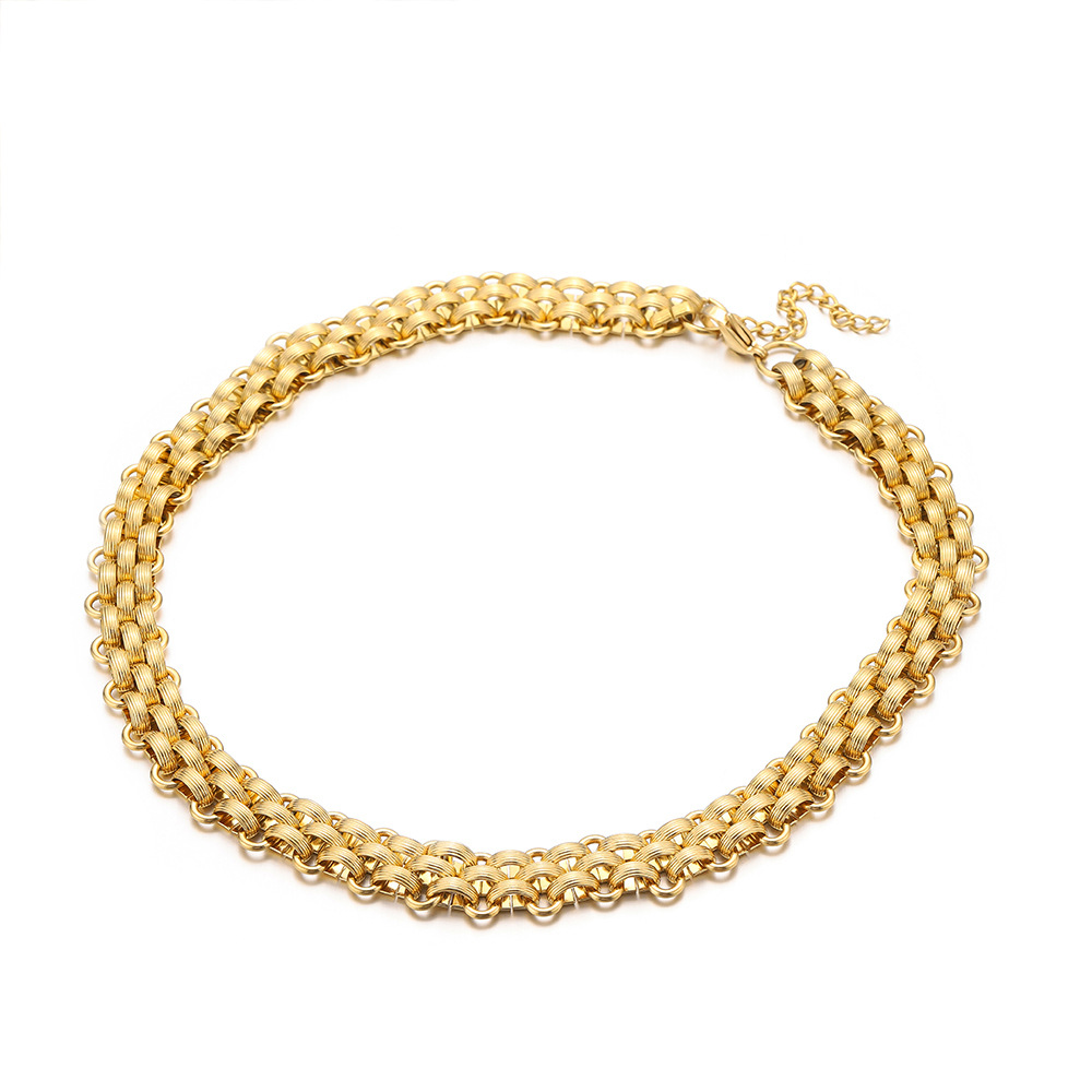 2:The necklace is golden.