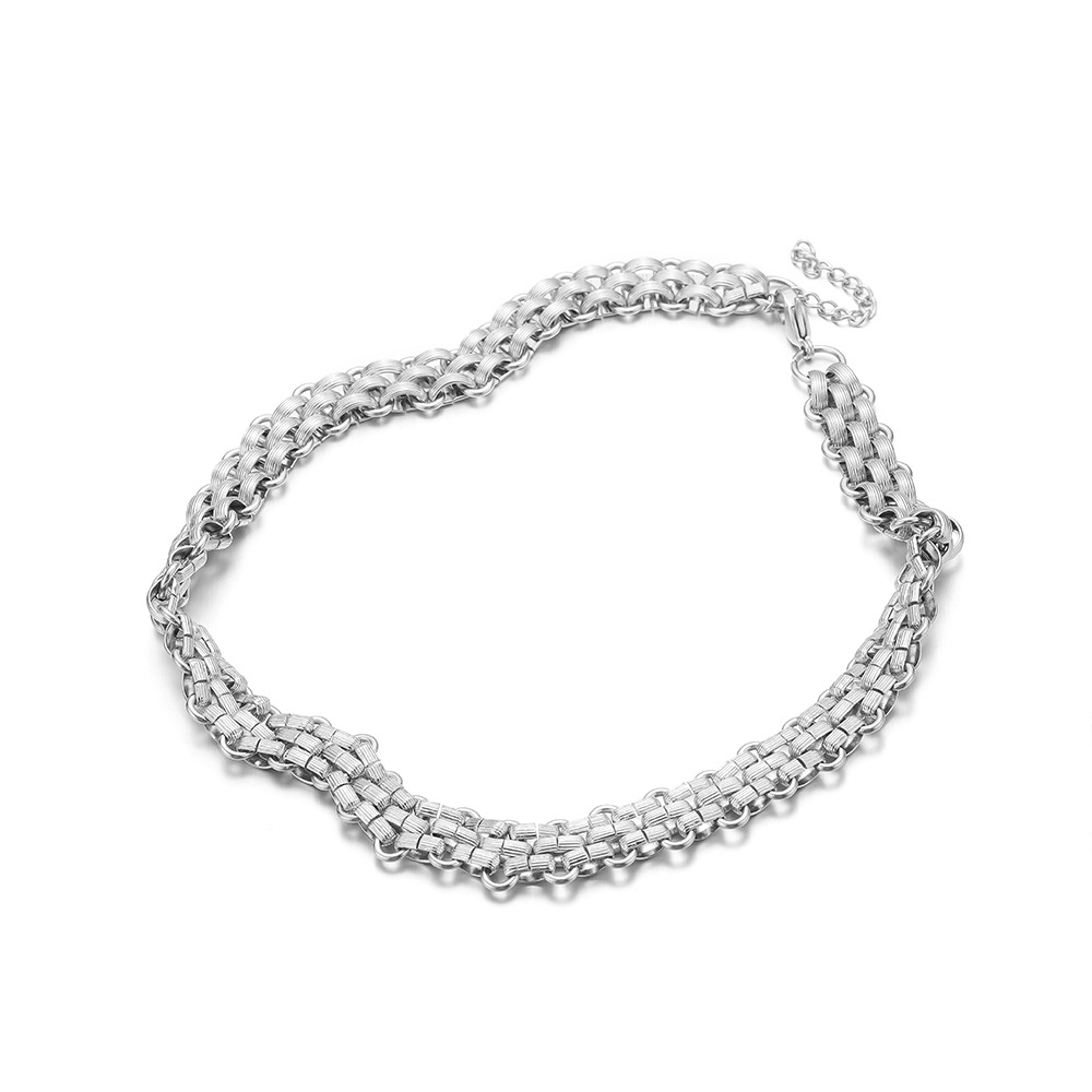 5:The necklace is steel color.