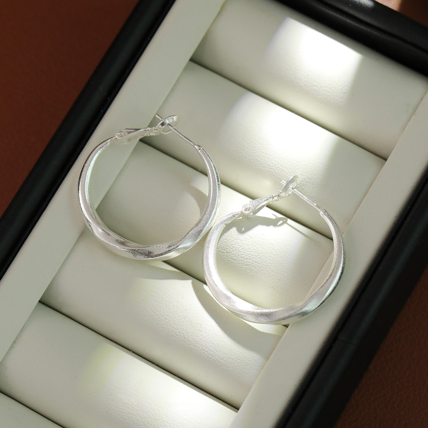 2:Plated with ancient sand silver