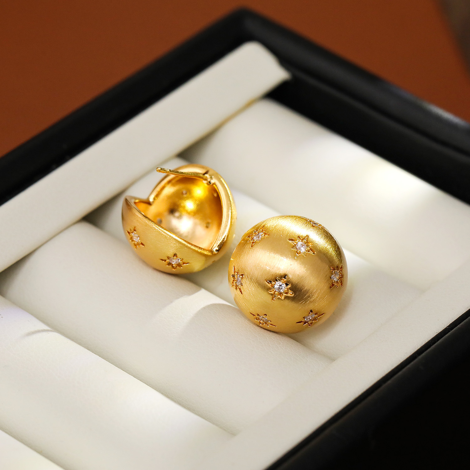 1:Plated with brushed 18K gold