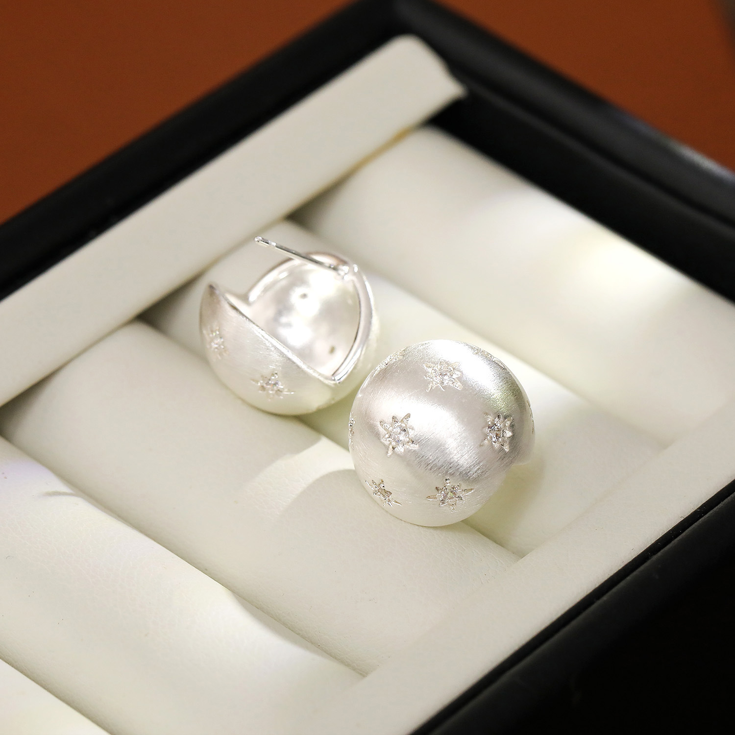 2:Brushed thick silver plating