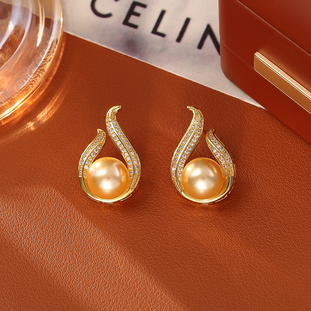 2:Champagne gold pearl stud earrings