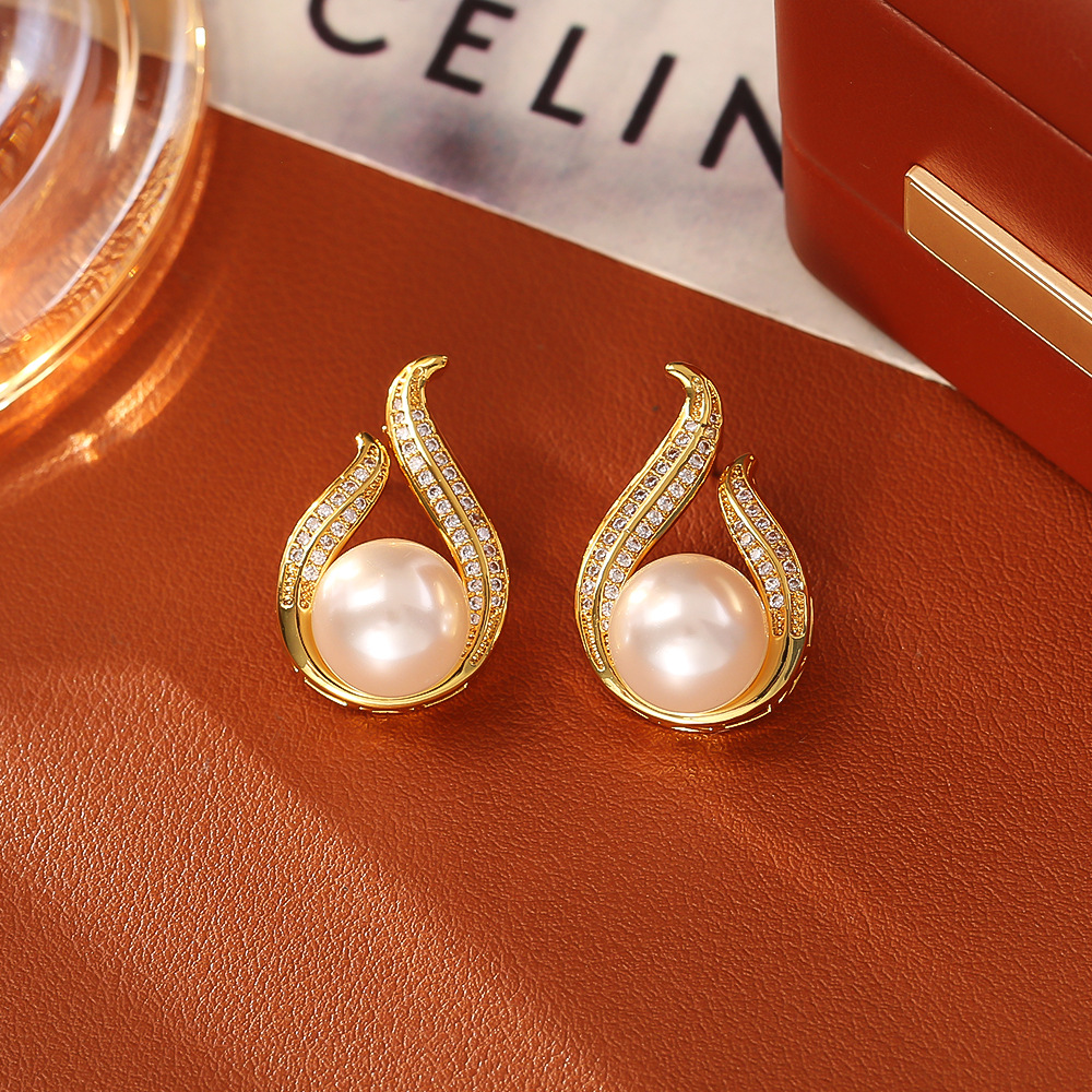 3:Golden white pearl stud earrings
