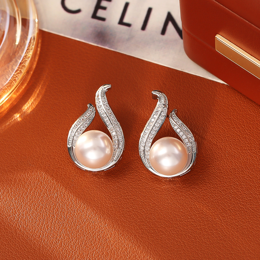 4:Silver white pearl stud earrings
