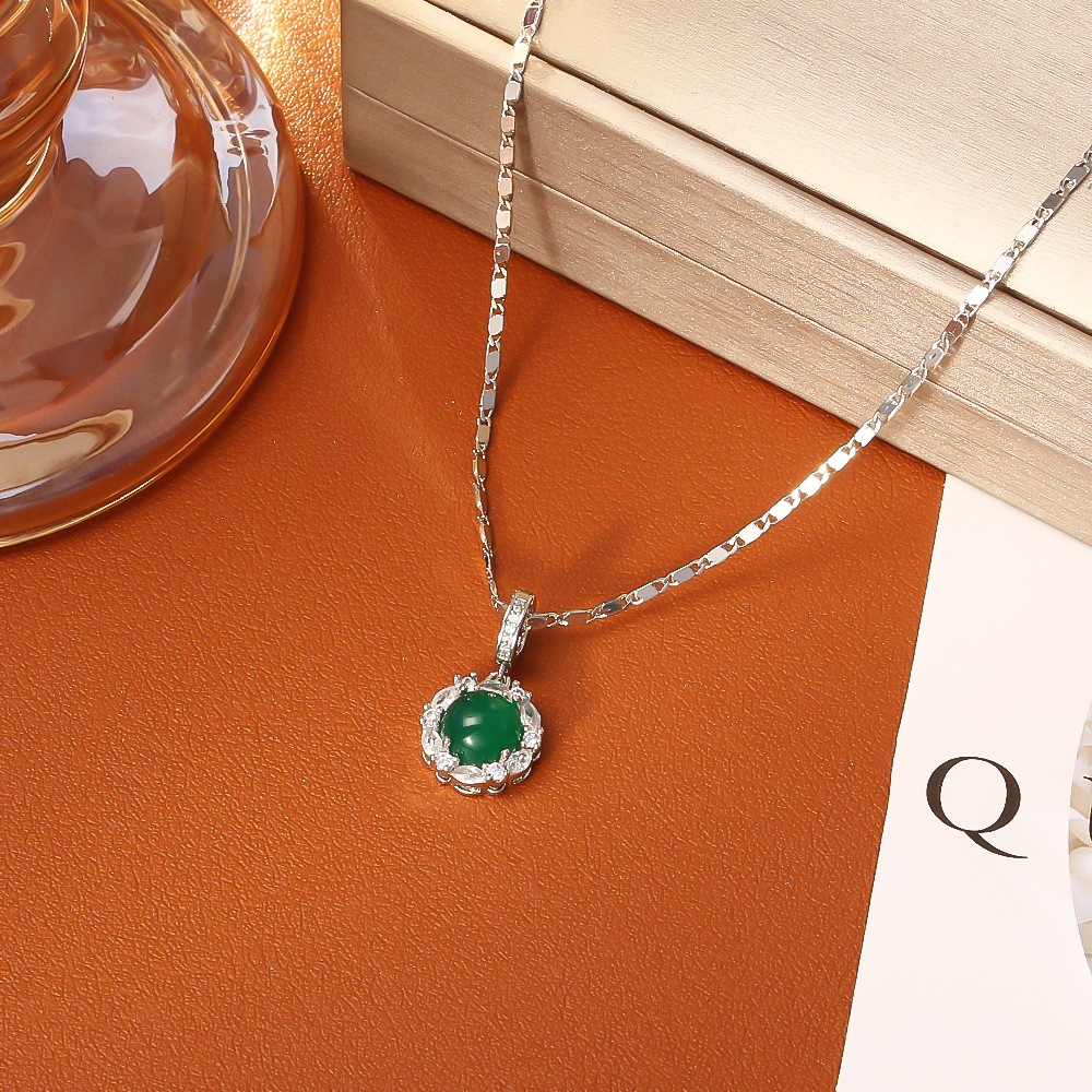 2:Flat-chain green agate necklace