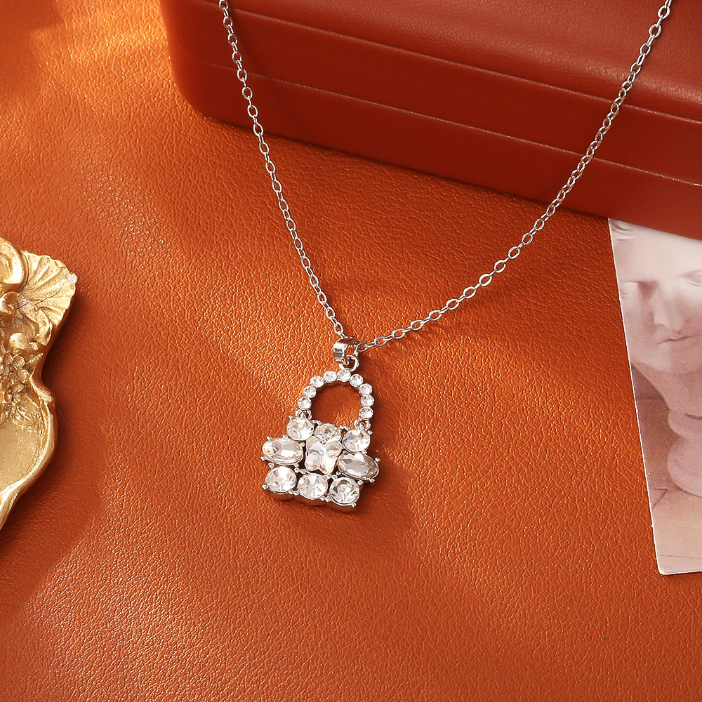 4:White butterfly-shaped zircon bag necklace