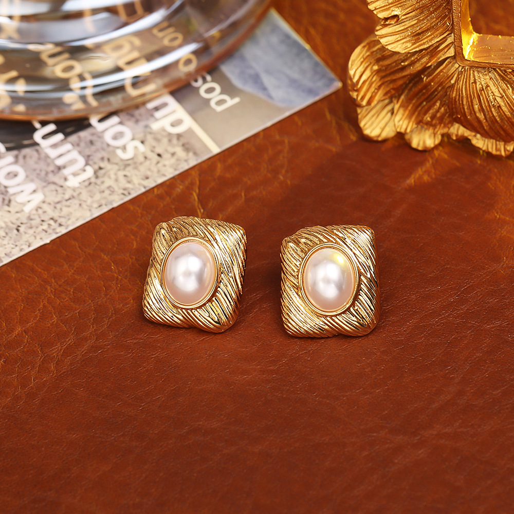 3:Gold pearl geometric stud earrings