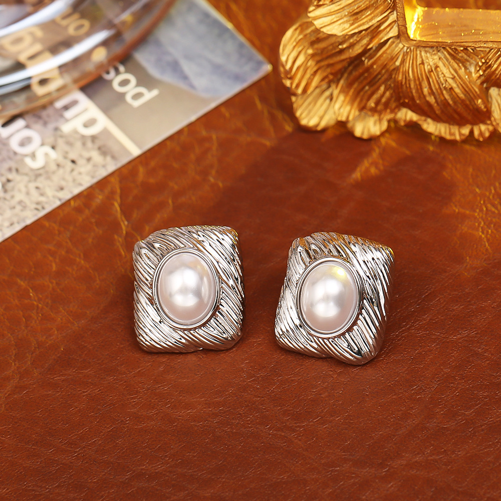 4:Silver pearl geometric stud earrings