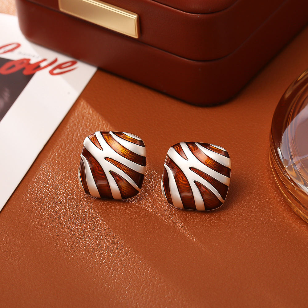 4:Silver square-shaped line stud earrings