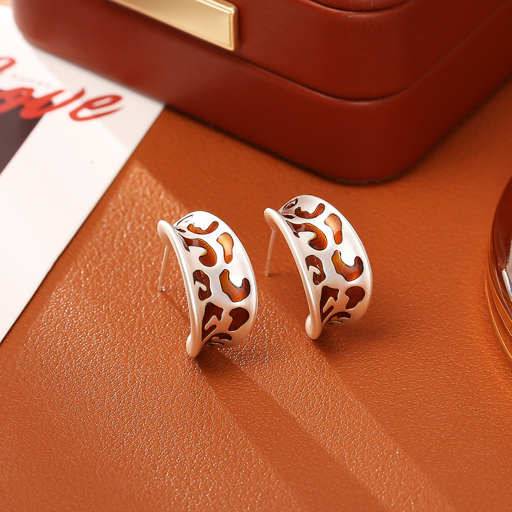 10:Silver C-ring leopard print stud earrings