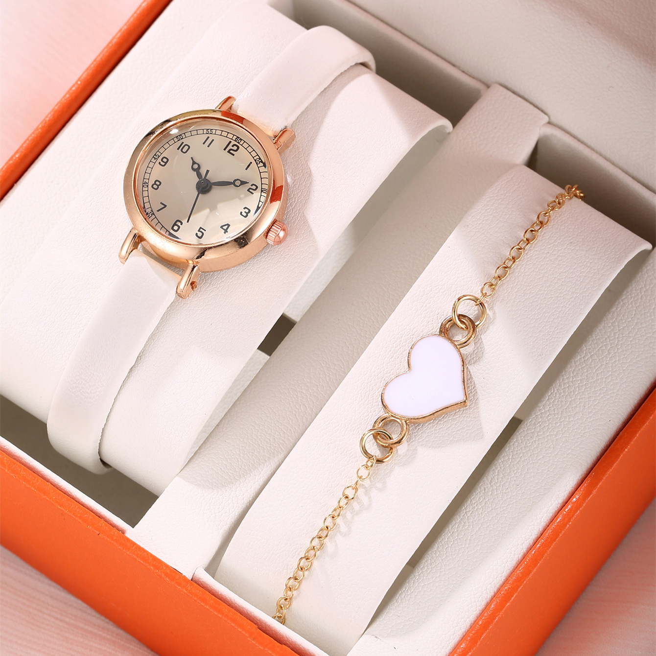 3:A white two-piece set