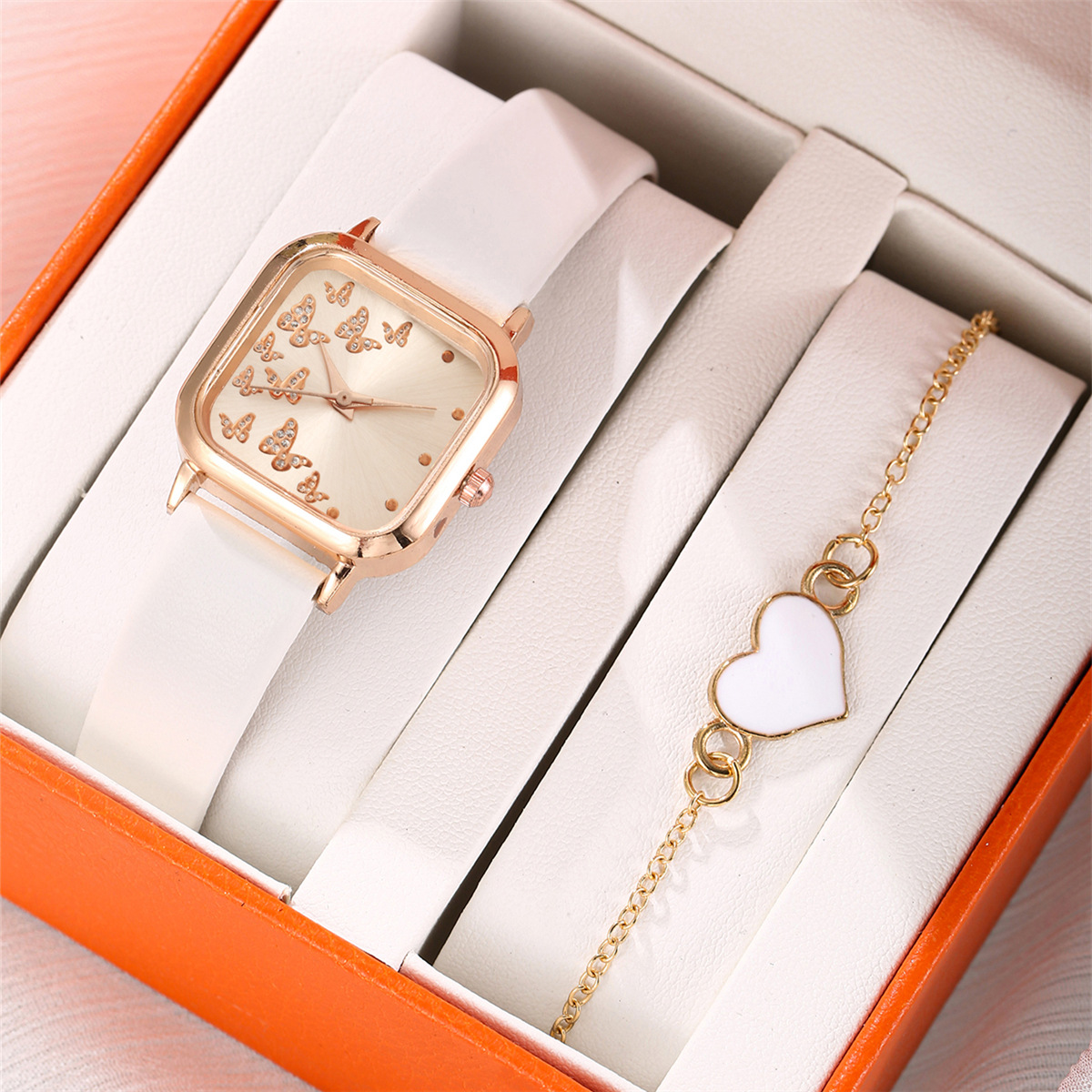 3:A white two-piece set