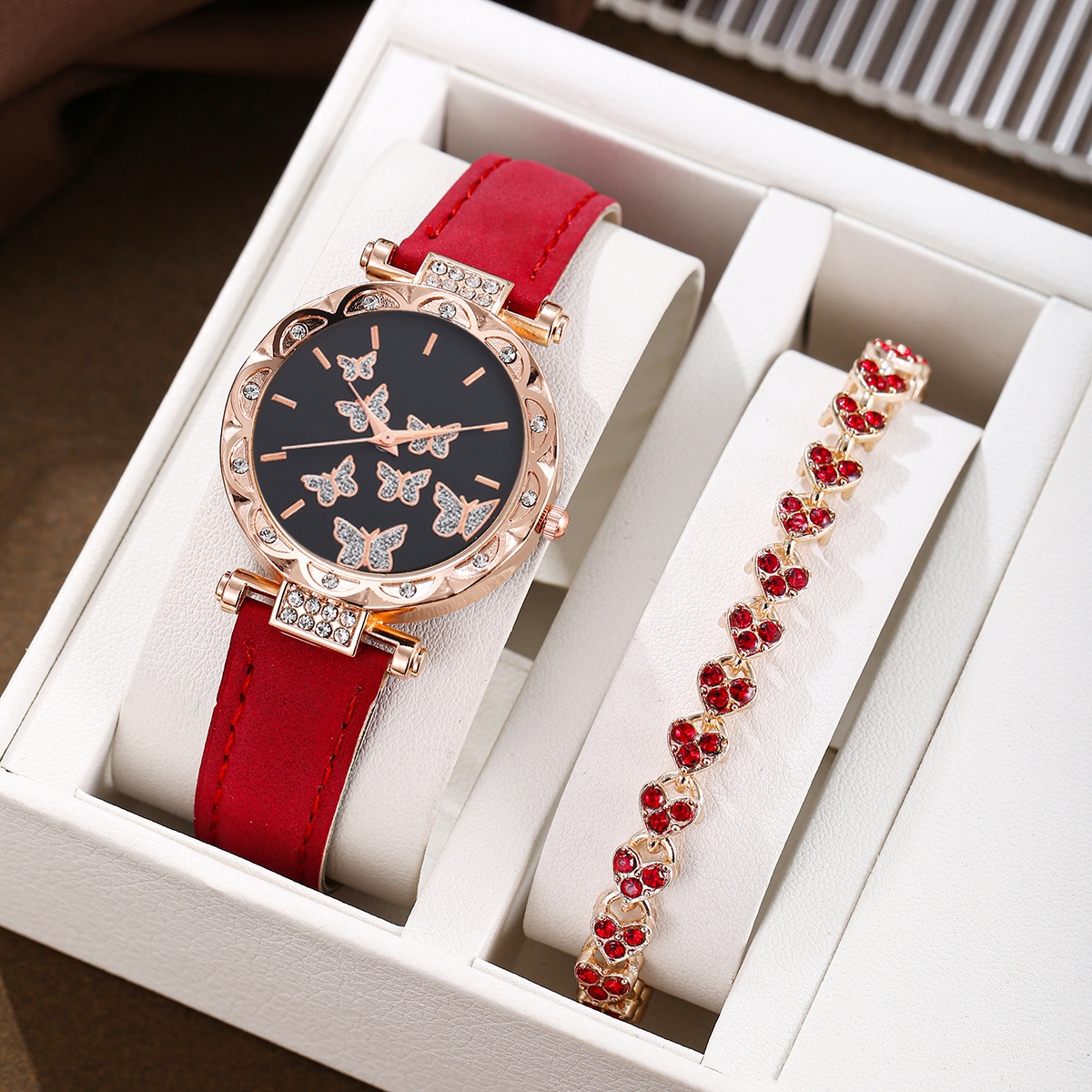 3:A set of red single heart-shaped bracelets