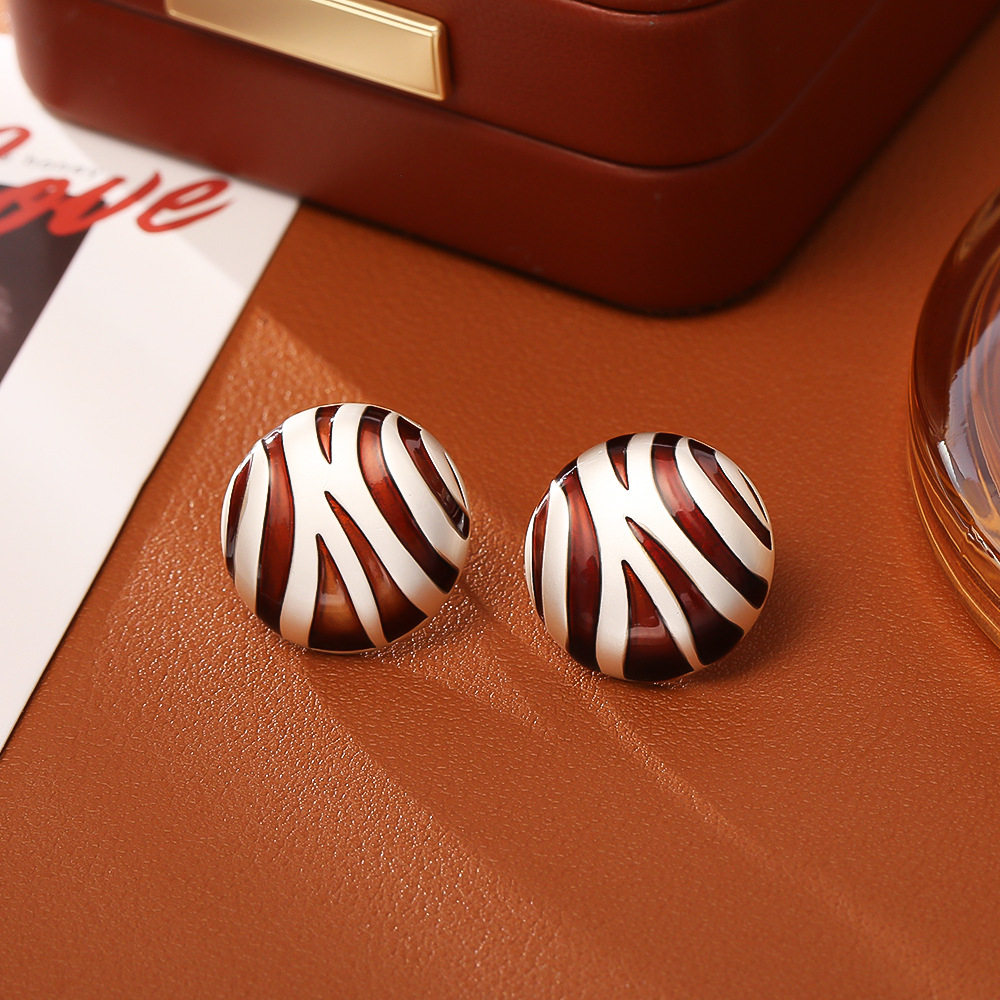 Silver circular line stud earrings