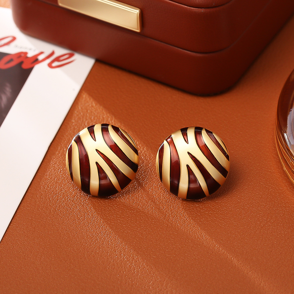 Golden circular line stud earrings