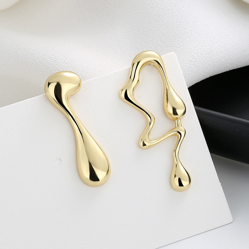 10:Asymmetric earrings (gold)