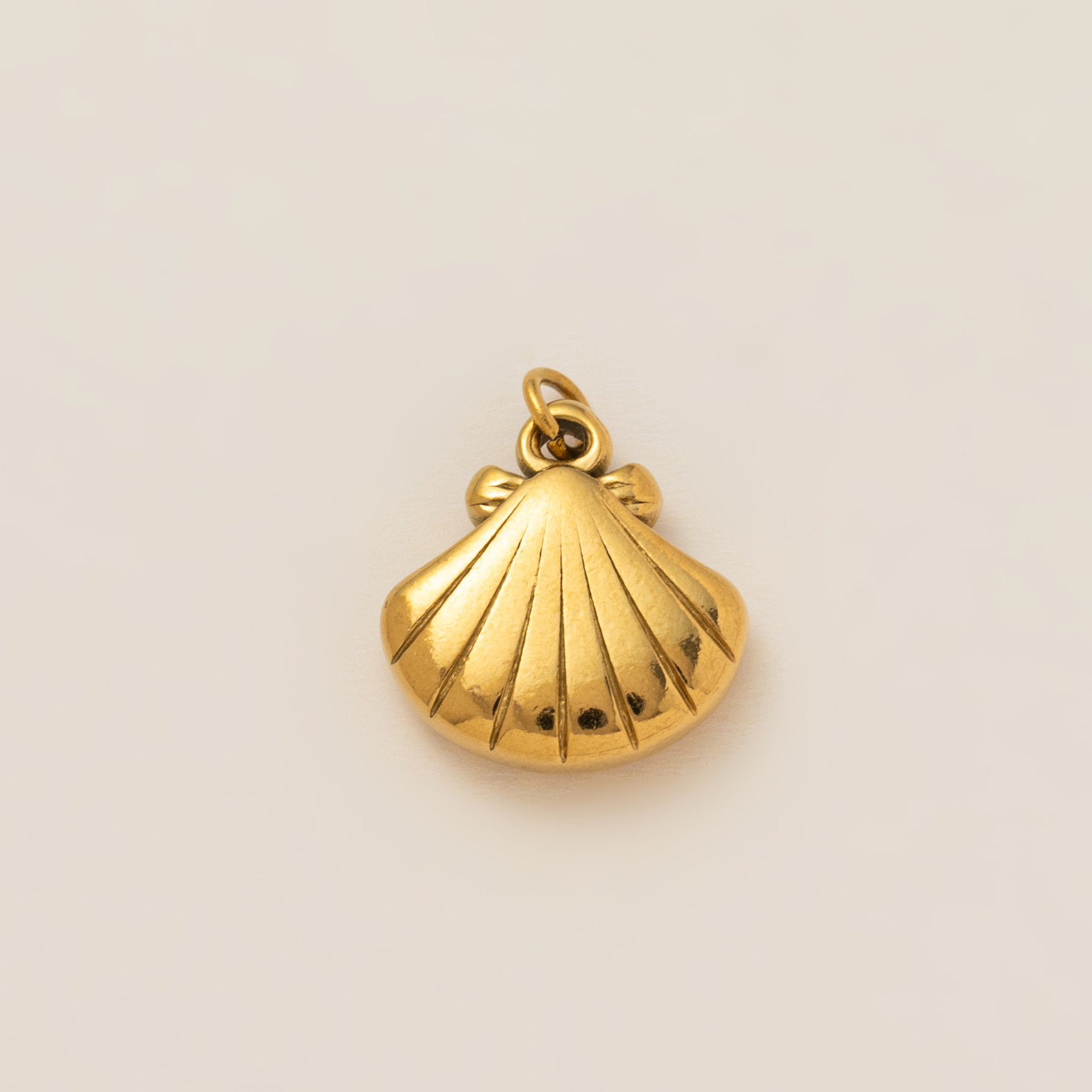 9:Shell pendant no. 3