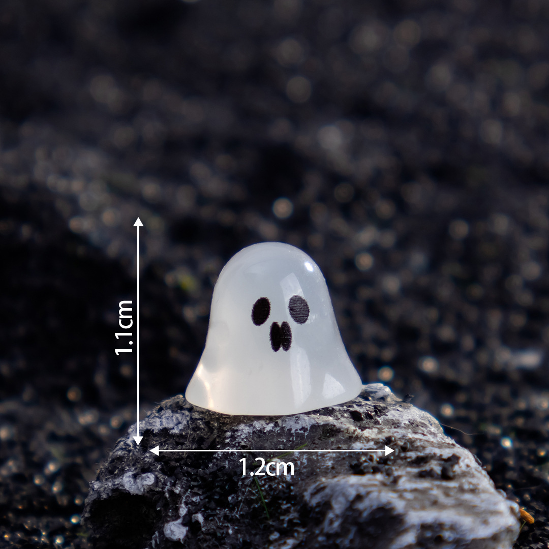 1:Glossy-white hand-raising ghost