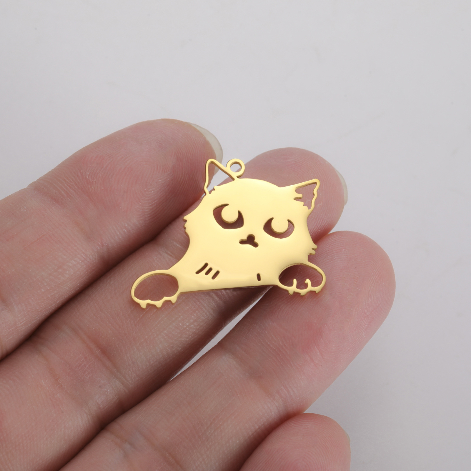 2:Golden-tilted kitten