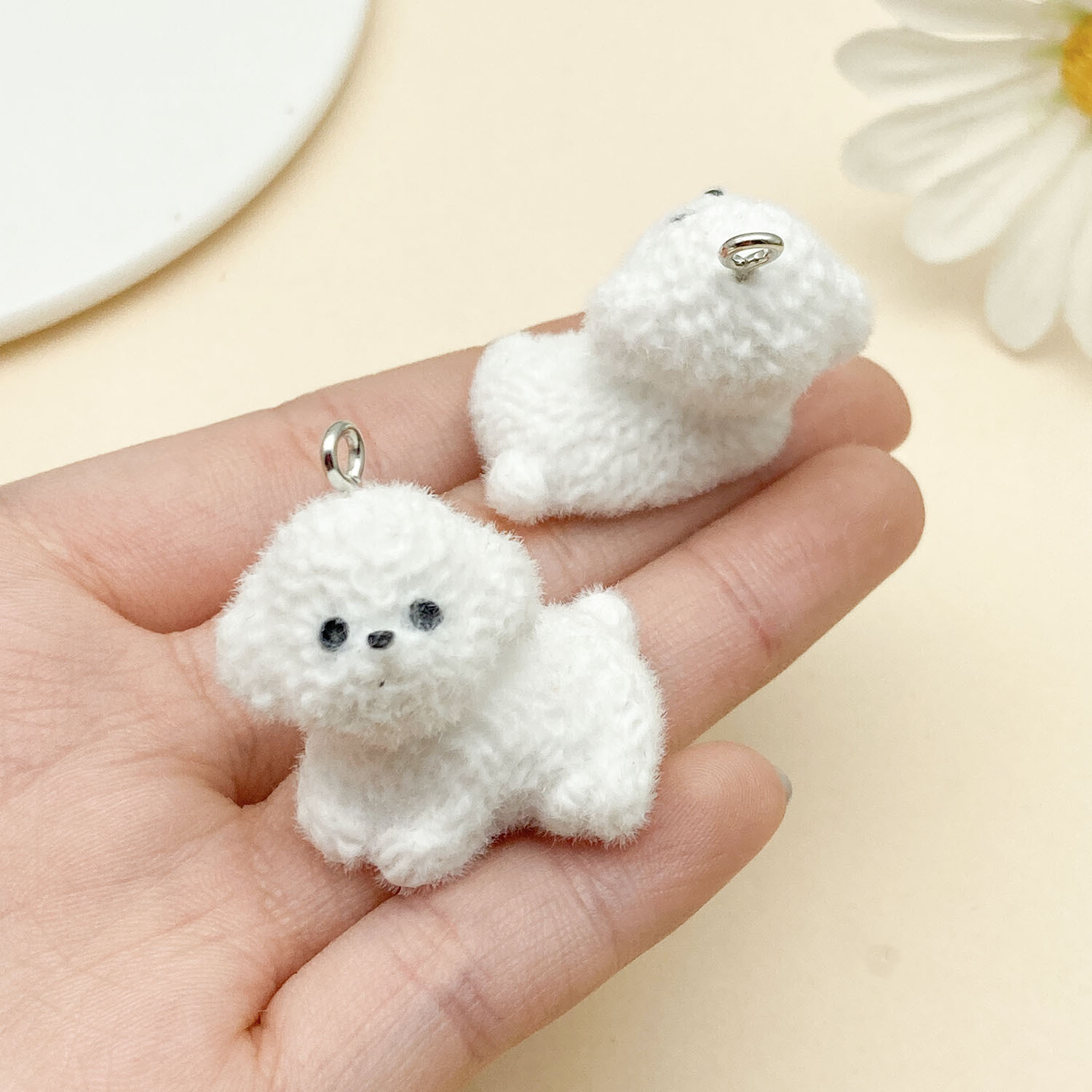 4:22931-1 white resin flocked animal lying on its head to the right puppy bichon frize 32x29mm-11.55g