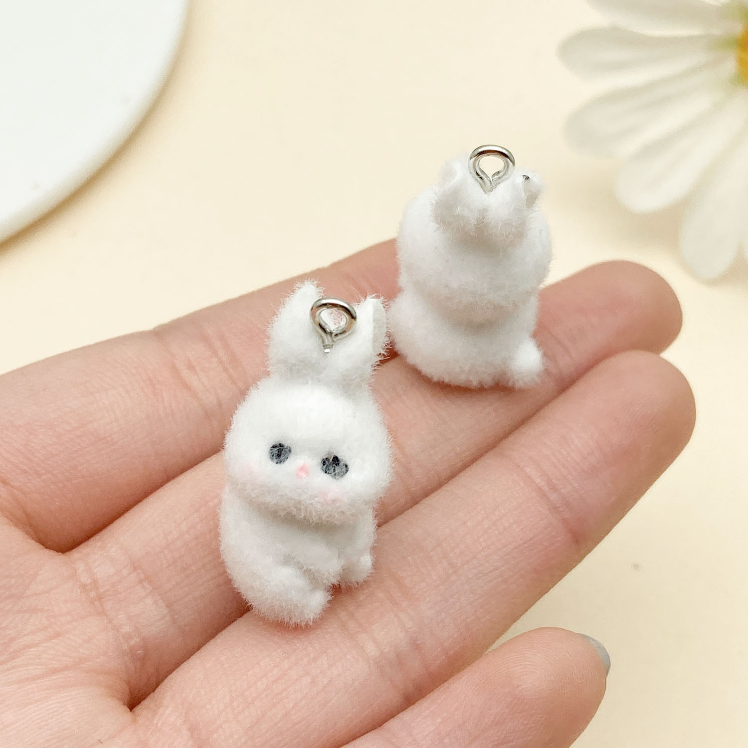 6:22933-1 white resin flocked animal rabbit 28x15mm-2.85g
