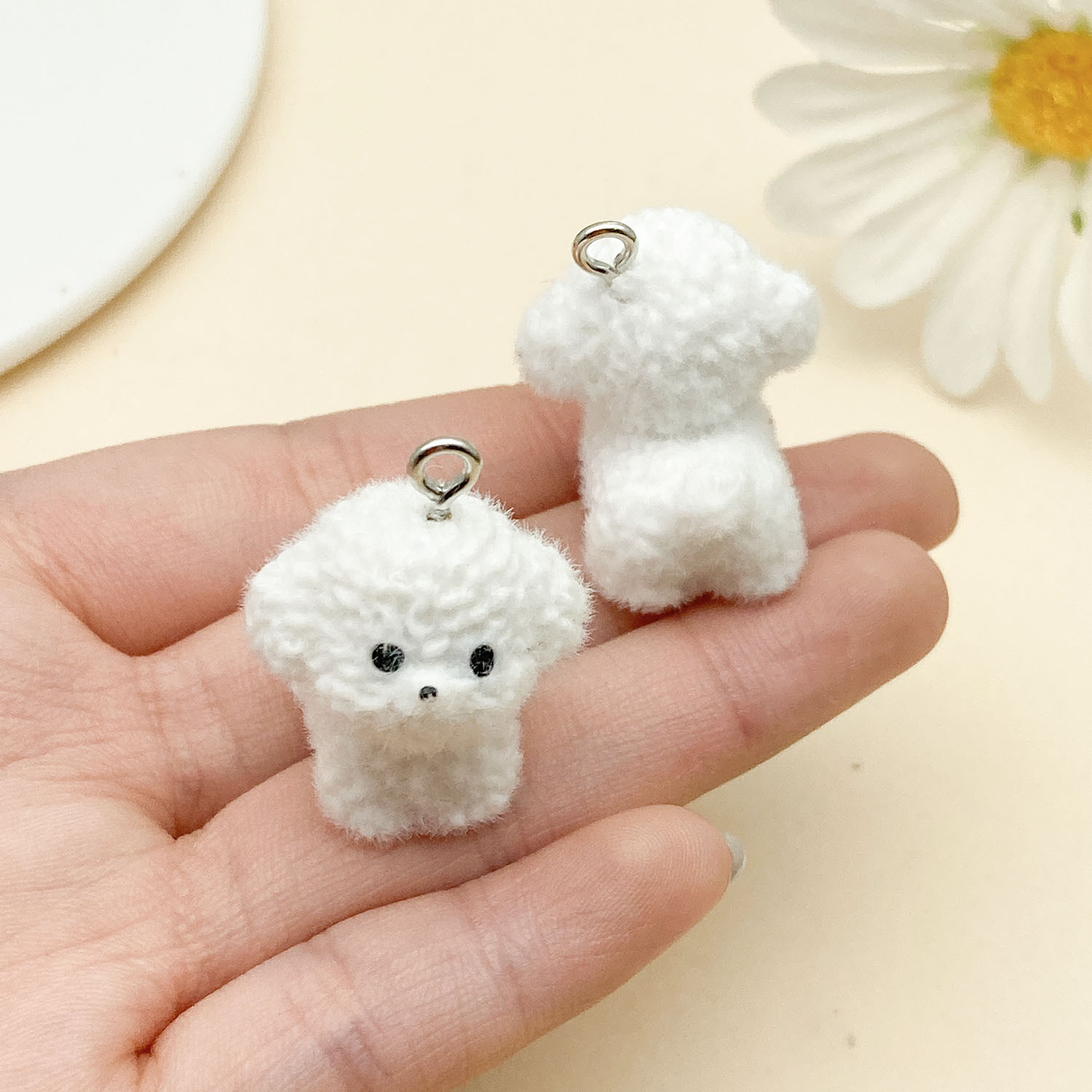 7:22937-1 white resin flocked animal small standing puppy bichon frize 31x26mm-6.5g
