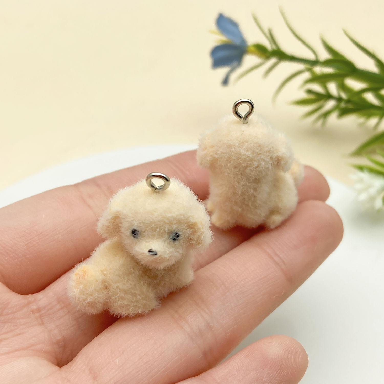 8:23134-1 light brown resin flocked animal twisted puppy 25x23mm-3.5g