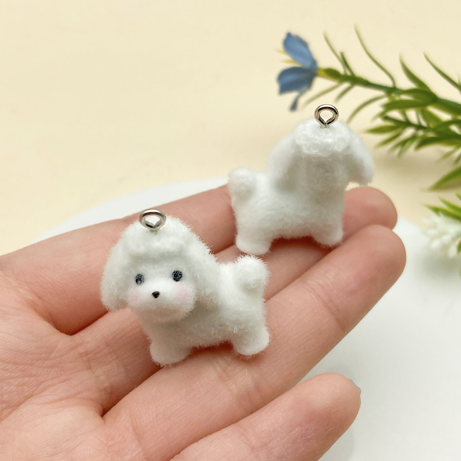 12:23138-1 white resin flocked animal lamb alpaca 29x25mm-4.3g